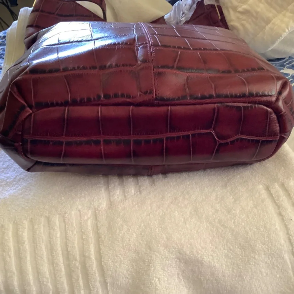 G.I.L.I. Leather Crocodile Embossed Hobo Bag Garnet SZ Large